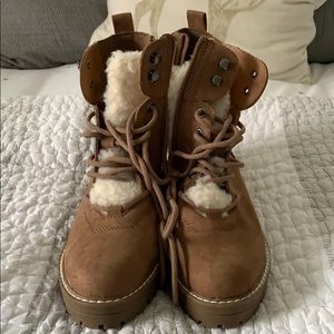 Universal Thread boots - like new!
